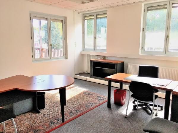 Nos bureaux - Bureau de 25m2 de forme carrée orienté Sud et Est.